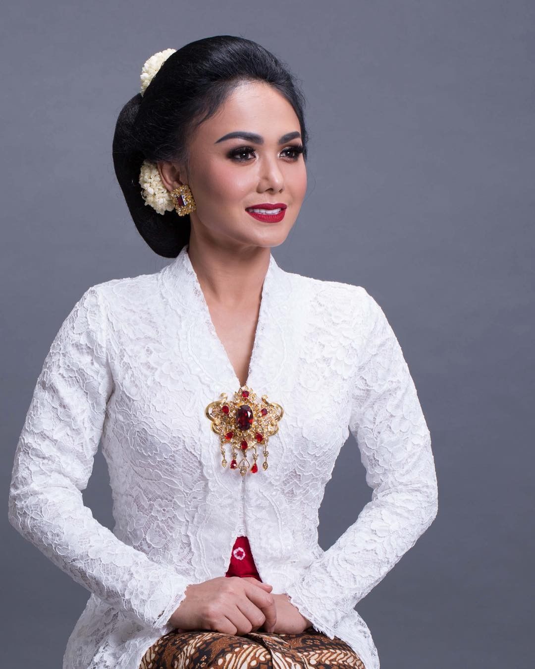 Peringati Hari Kartini, Begini 10 Gaya Selebritis Dalam Balutan Kebaya