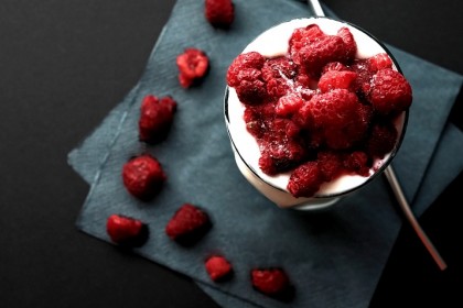 Cuma Butuh 4 Bahan, Strawberry Frozen Yogurt Segar Ini Mudah Dibuat!