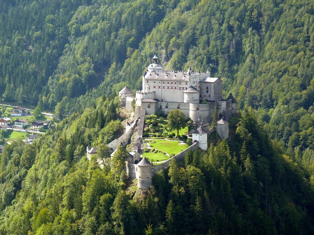 Kastil sampai Gua, Ini 8 Destinasi Favorit Saat Berkunjung Ke Austria!