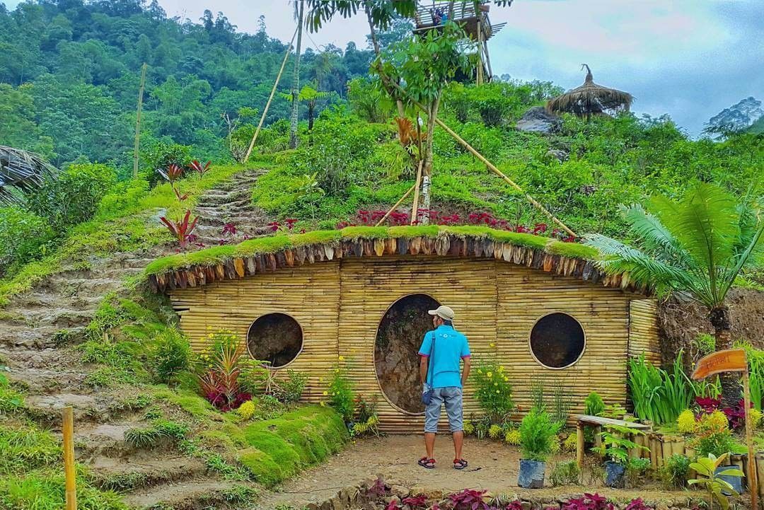 8 Destinasi Wisata Rumah  Hobbit di  Indonesia Imut Banget Nih 