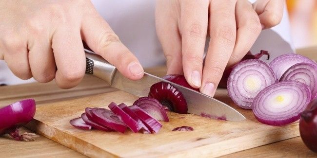 5 Cara Jadul Biar Gak ‘Nangis’ Ketika Mengiris Bawang, Coba Yuk?