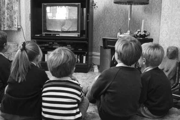 7 Kenangan Seru Televisi Jadul Ini Bikin Kangen Masa Kecil
