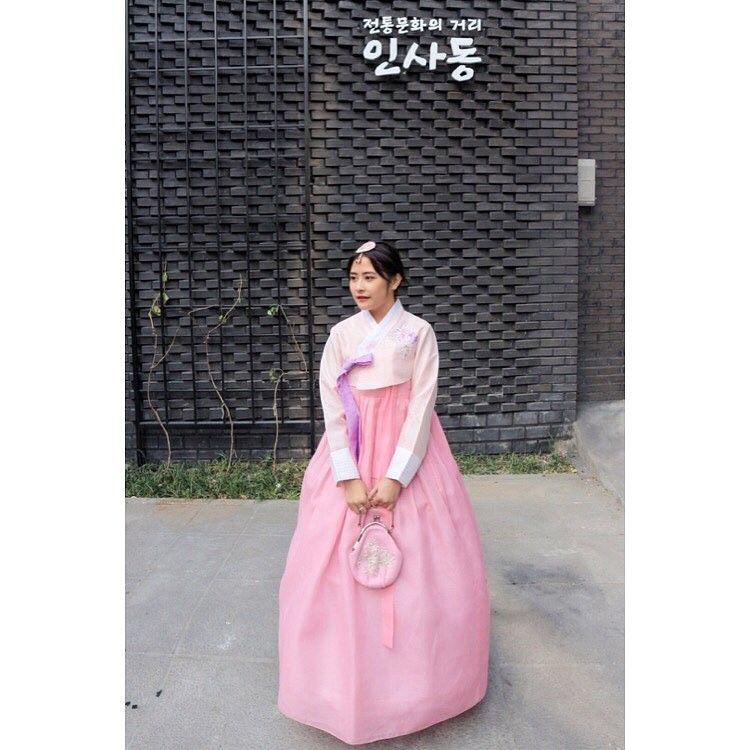 Mirip Orang Korea Ini 10 Style Artis Pakai Hanbok  di 