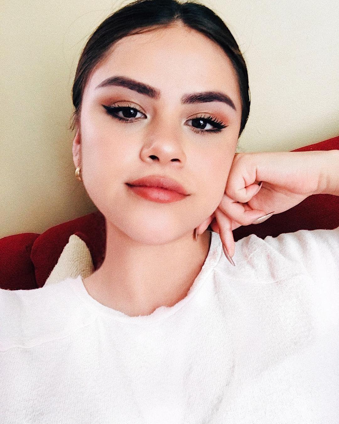 10 Potret Sofia Solares 'Kembaran' Selena Gomez, Yakin Bisa Bedakan?