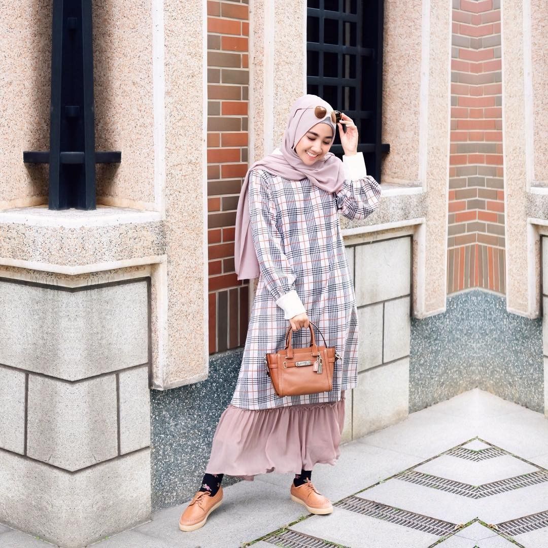 Simpel Manis 10 Inspirasi Padu Padan Tunik Ala Selebgram Hijab