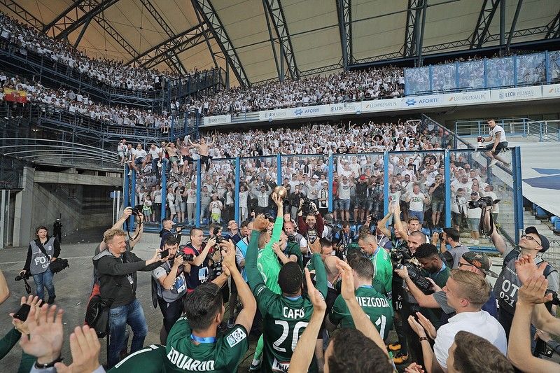 Fans Lawan Rusuh, Legia Warszawa Dianugerahi Juara Liga Polandia