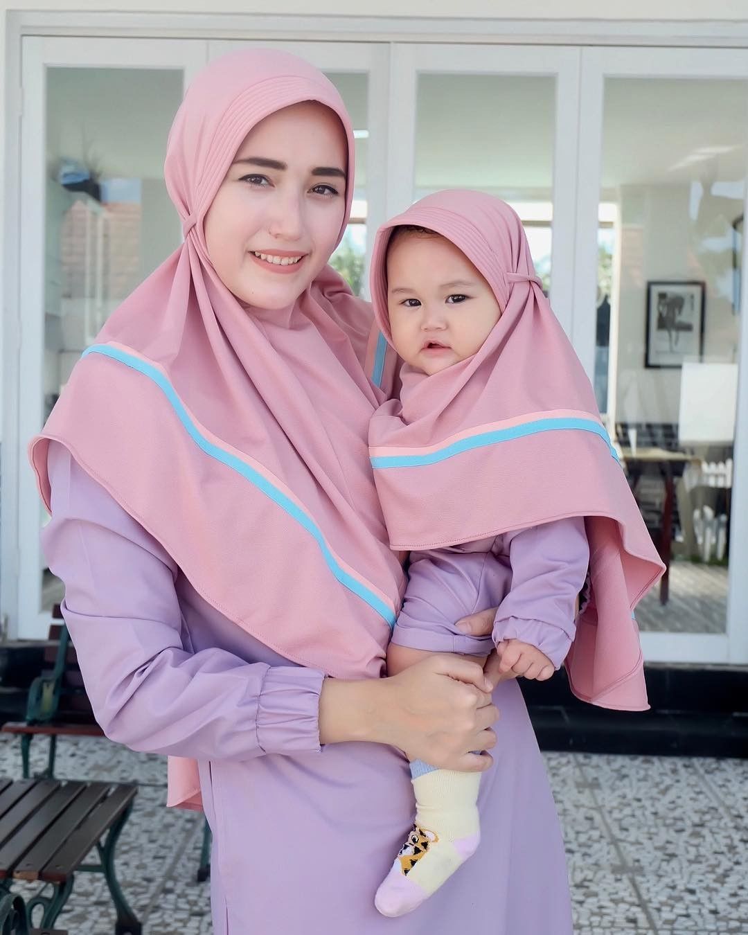 Video ibu anak baju biru. Twit ibu dan Anak. Ibu.