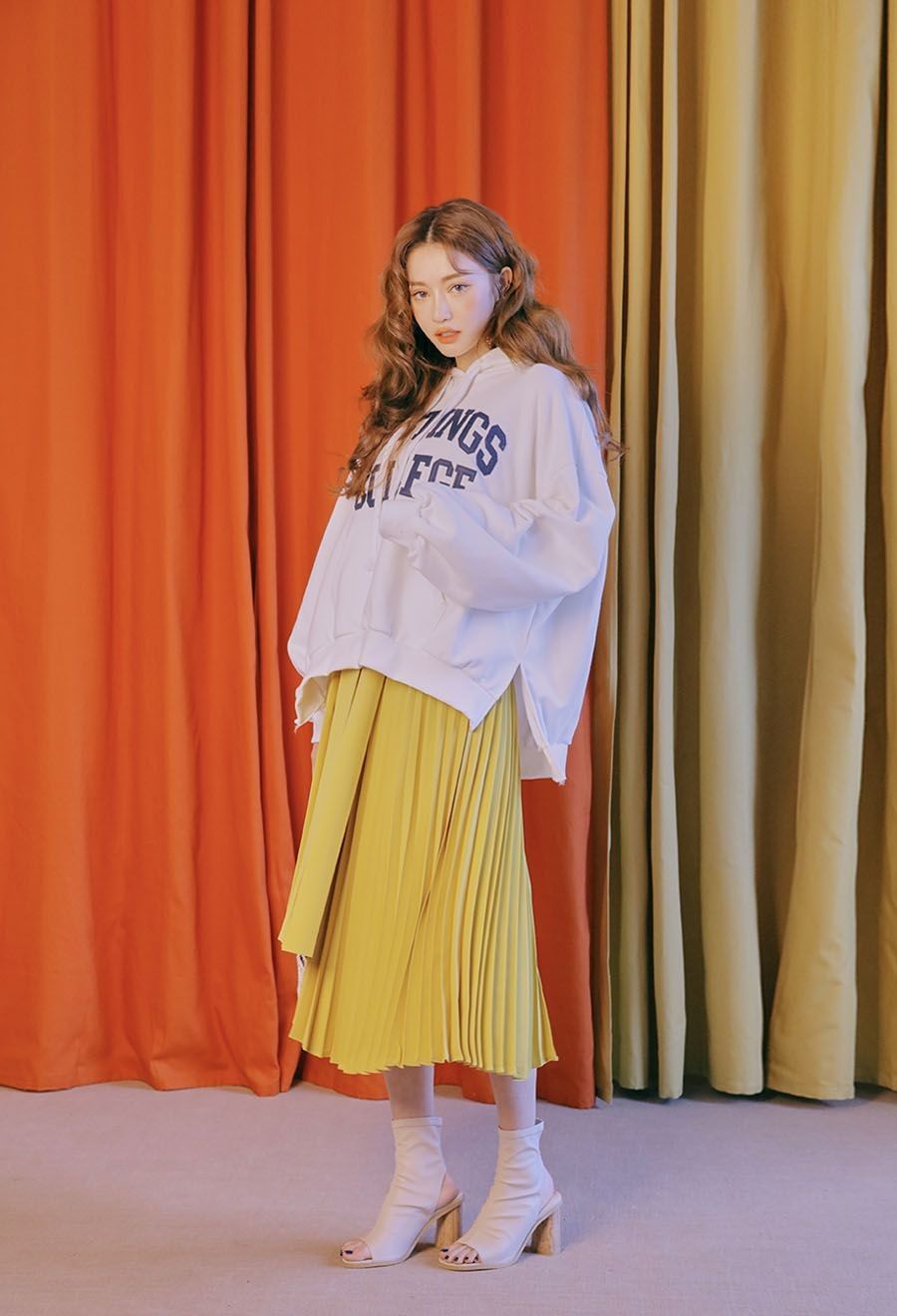 Lagi Hits Ini 10 Inspirasi Padu Padan Oversized Outfit Ala Cewek Korea