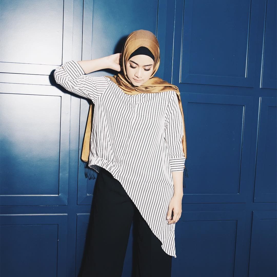 10 Inspirasi Monokrom Hijab Style ala Ayudia, Cocok Buat Ngabuburit Nih!