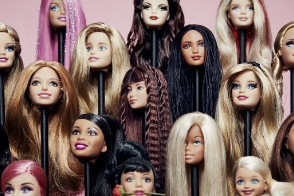 11 Fakta Tersembunyi di Balik Reputasi Buruk Boneka Barbie