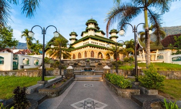 Buat yang Mudik Balik, Yuk Mampir ke 10 Masjid Termegah di Indonesia