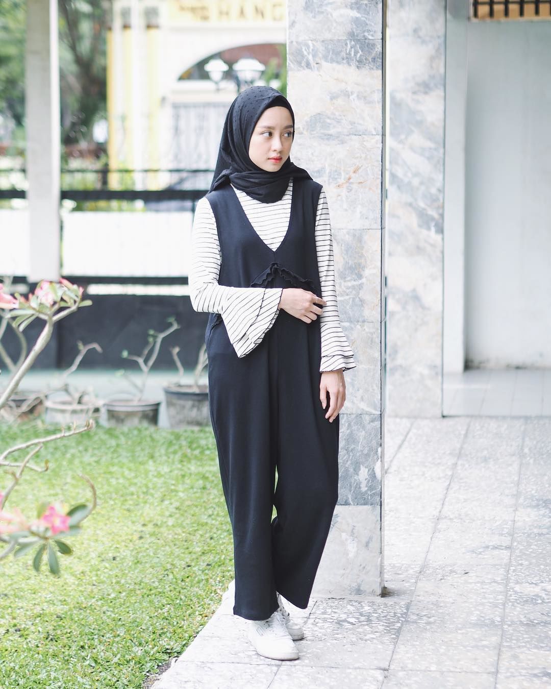 Contoh Perpaduan Style Gaya Tank  Top  Dan Hijab Warna Hitam 