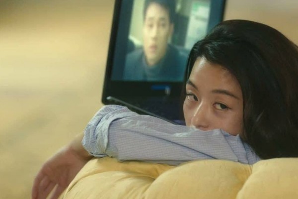 Hobi Marathon Film? Awas, 6 Bahaya Ini Mengincarmu!