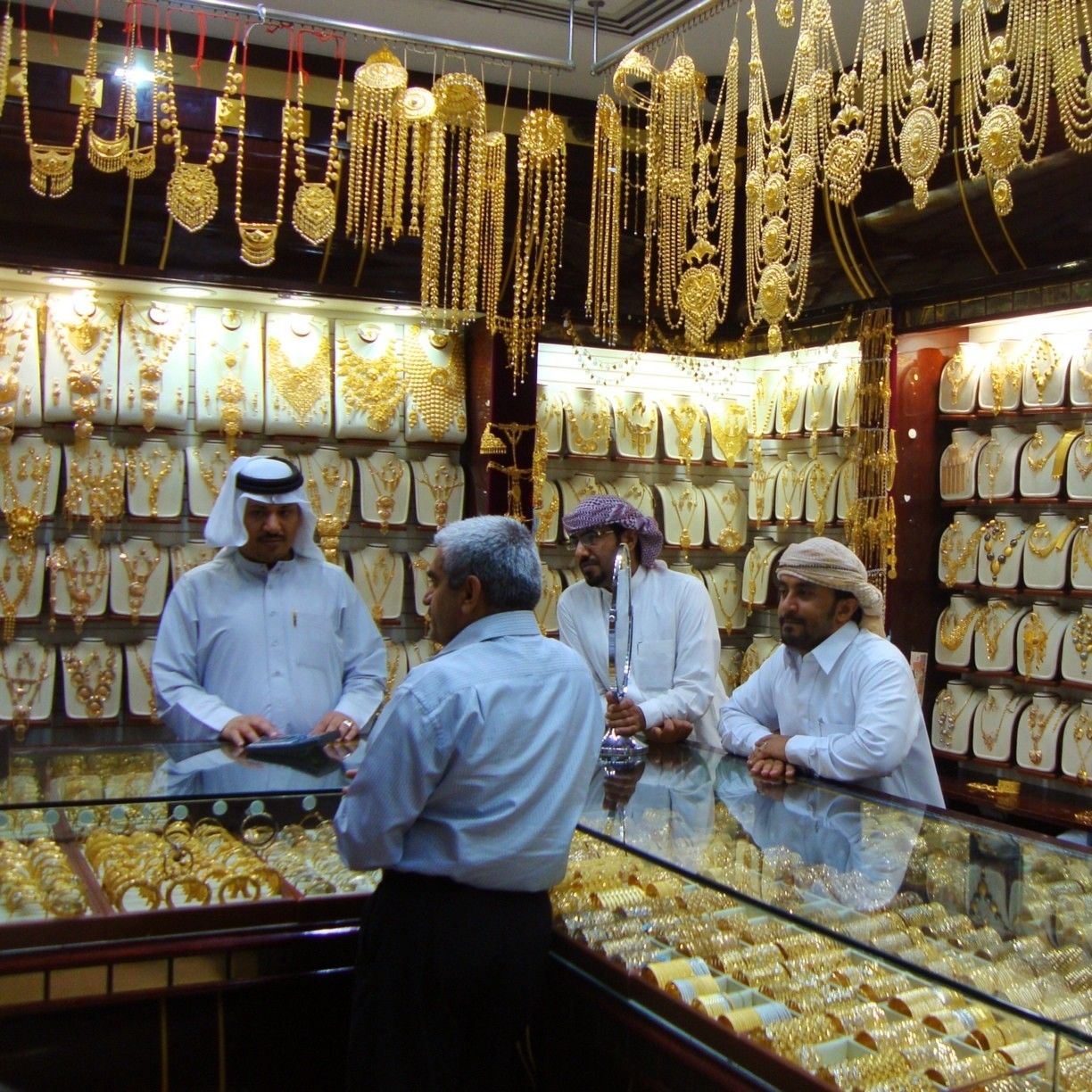 Рынок золота сегодня. Gold Souq Дубай. Золотой рынок Gold Souk. Golden Souk в Дубае. ОАЭ золотой рынок Дейра.