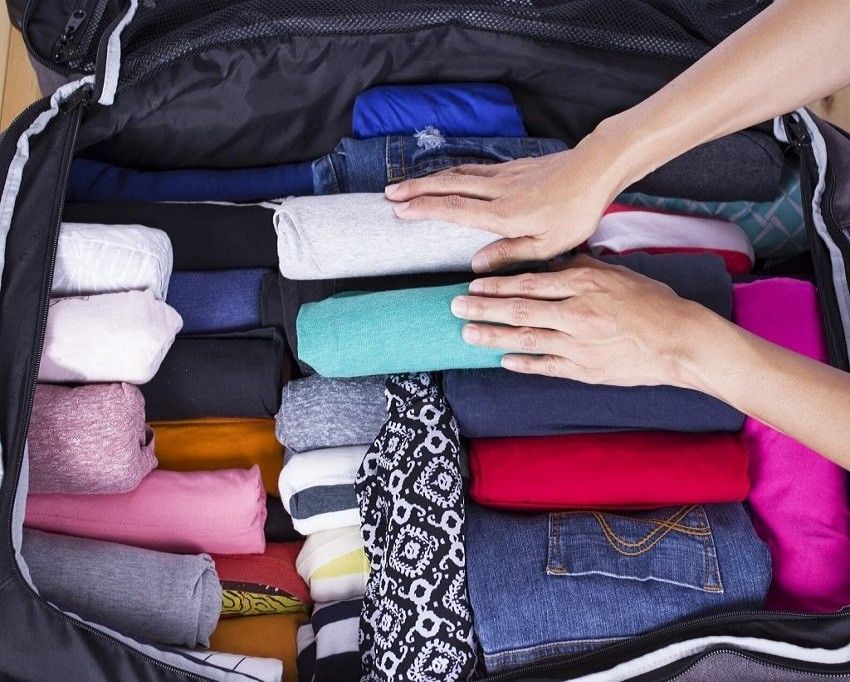 10 Cara Packing Baju Untuk Traveling Bawaan Masuk Semua Roomme