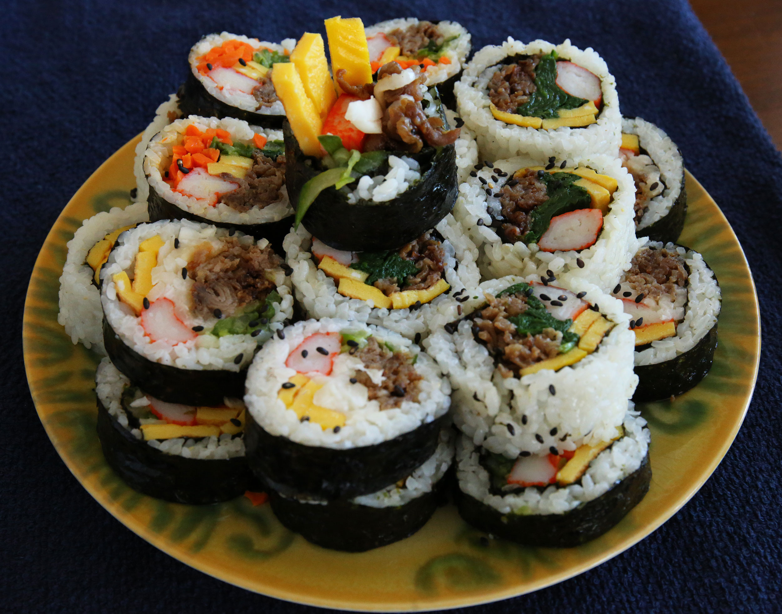 Tampilannya Mirip Ini Lho 5 Perbedaan  Kimbap  dan  Sushi 