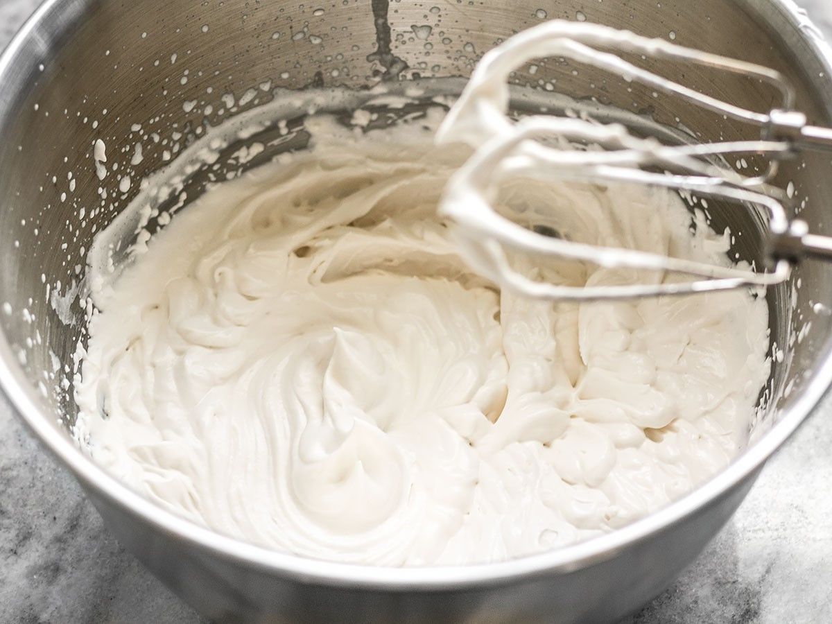 Сливки 20 можно взбить для торта. Приготовление крема. Приготовление крема для торта. Взбитый крем. Густой крем.