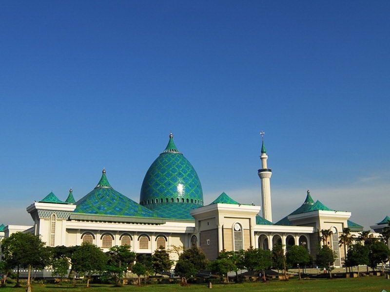 Buat yang Mudik Balik, Yuk Mampir ke 10 Masjid Termegah di Indonesia