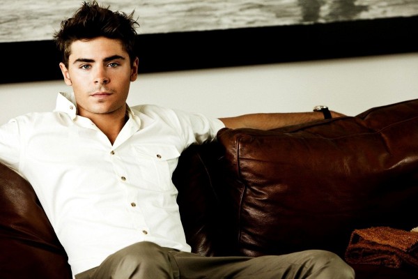 7 Style Manly & Simple ala Zac Efron yang Bisa Bikin Cowok Berkarisma