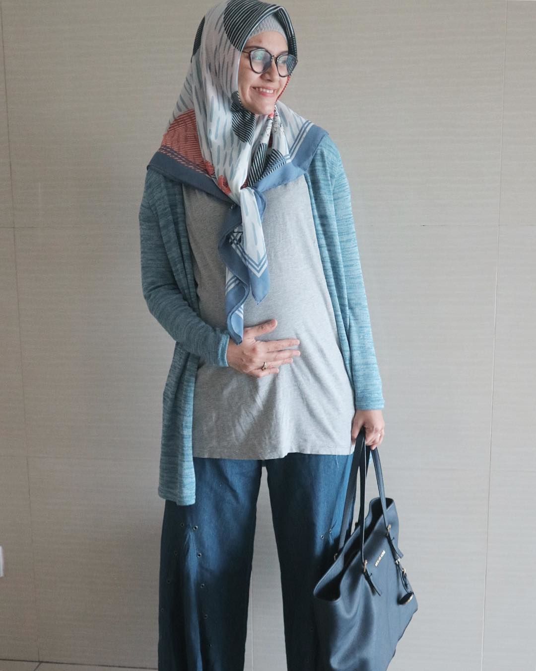 10 Inspirasi Style Hijab Kece Untuk Ibu Hamil Ala Zee Zee Shahab