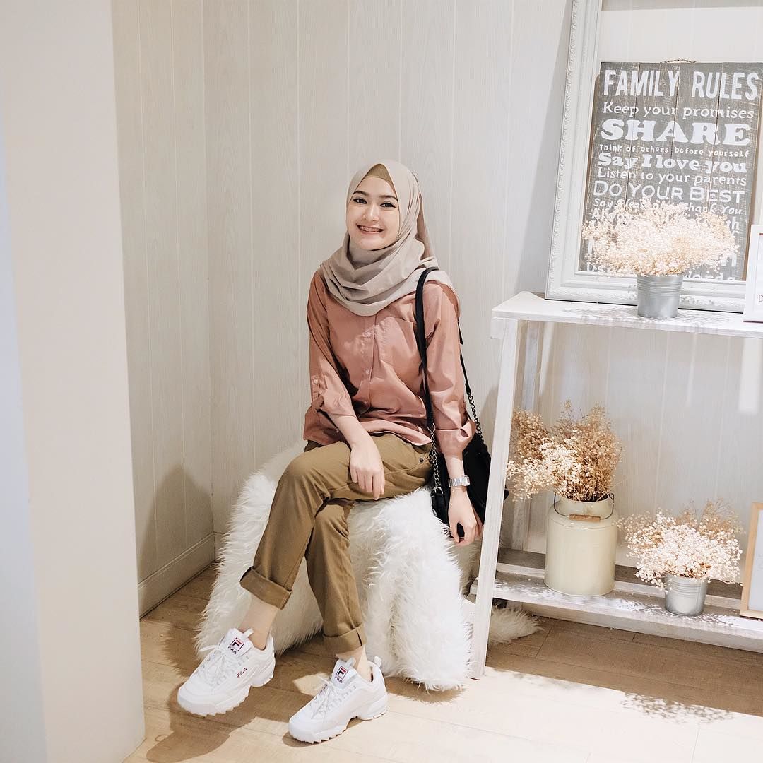 10 Style Ala Selebgram Sari Endah Pratiwi Bisa Ditiru Buat Ngampus