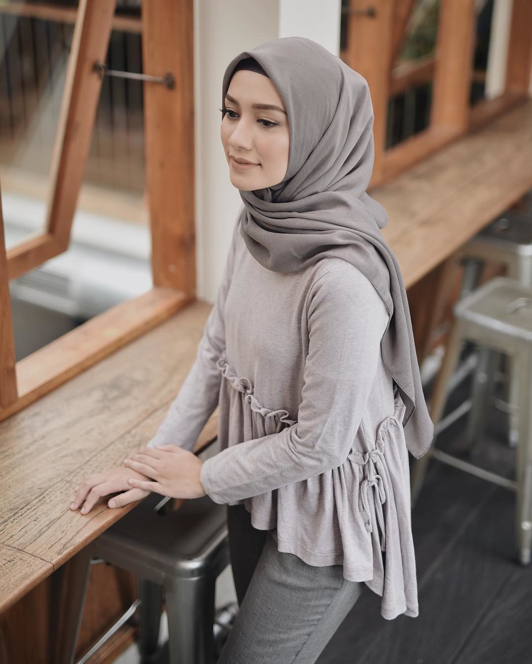 20+ Koleski Terbaru Baju Abu2 Cocoknya Jilbab Warna Apa