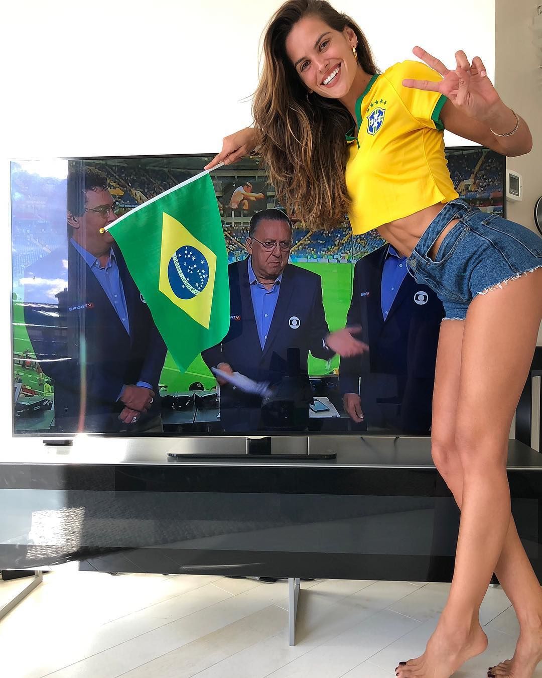 Model Victoria S Secret Dukung Brasil Di Piala Dunia 2018