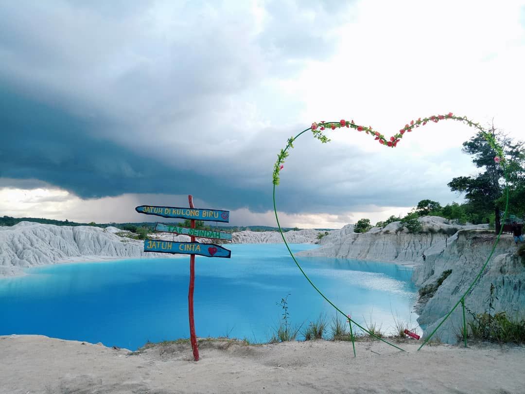 8 Potret Keindahan Danau Kaolin, Surganya Bangka Belitung