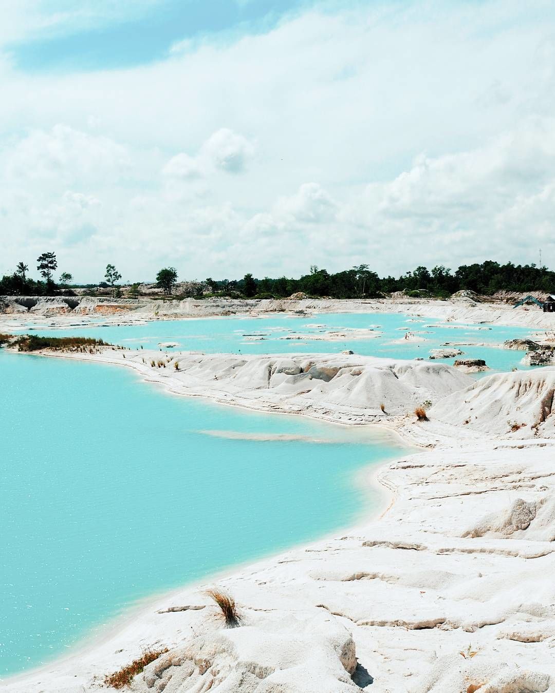 8 Potret Keindahan Danau Kaolin, Surganya Bangka Belitung