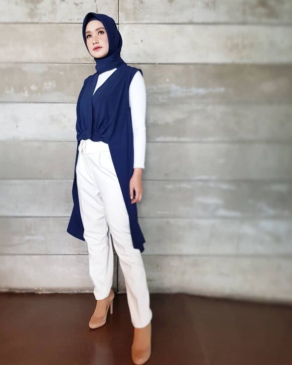 10 Ide Office Look Profesional untuk Hijabers ala Rikha 