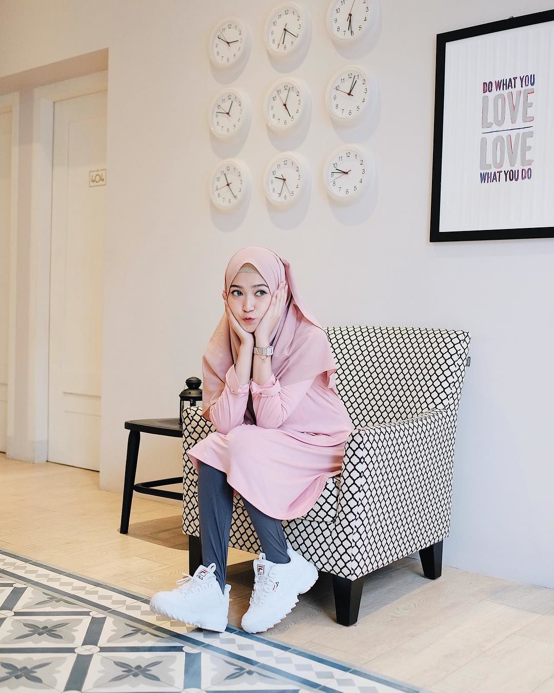 10 Style Ala Selebgram Sari Endah Pratiwi Bisa Ditiru Buat Ngampus