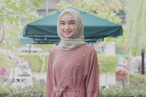  Warna  Jilbab  Yang Cocok Untuk Baju Pink Dusty