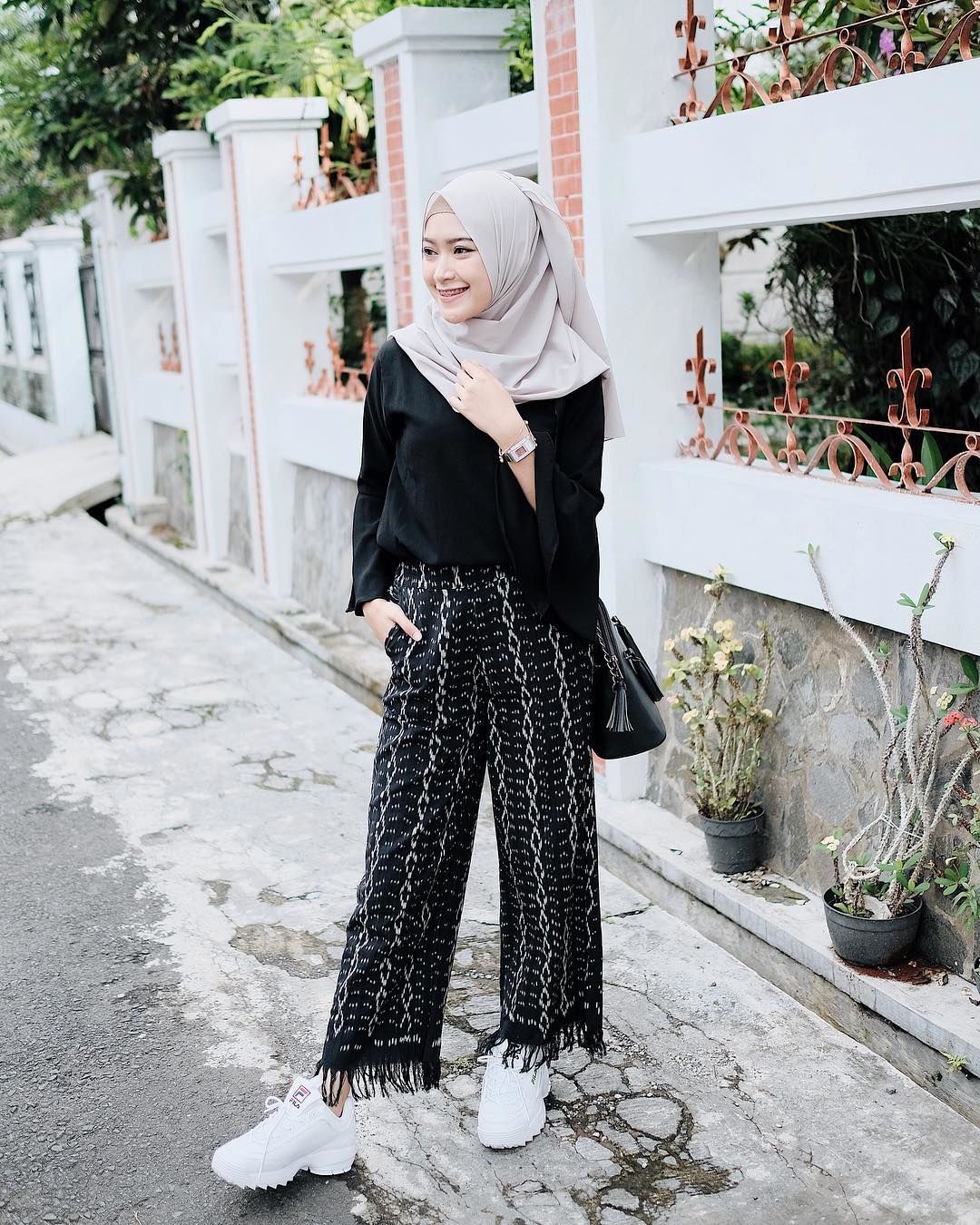 10 Style Ala Selebgram Sari Endah Pratiwi Bisa Ditiru Buat Ngampus