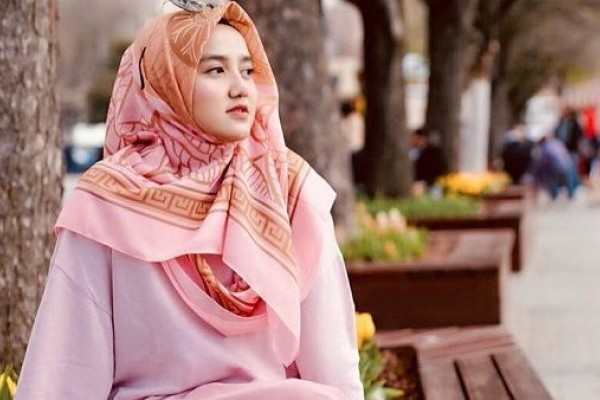 10 Inspirasi Hijab Wirda Mansur Cocok untuk Remaja yang 