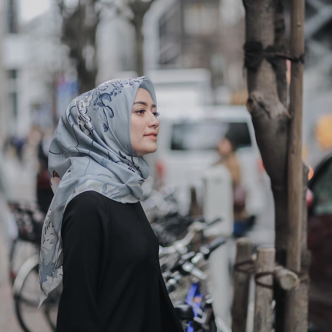 Jilbab Yang Cocok Untuk Baju Hitam Dan Celana Hitam