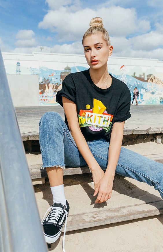 Gaya Santai Sporty Si Cantik Hailey Baldwin dengan Sneakers Louis