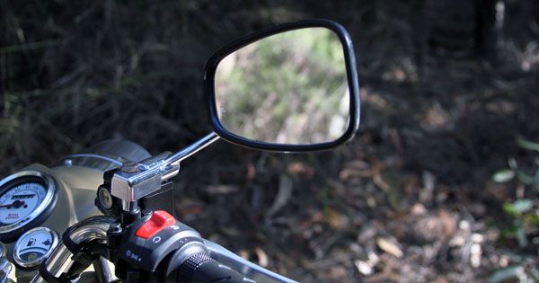 4 Cara Memaksimalkan Fungsi Kaca Spion saat Berkendara Motor