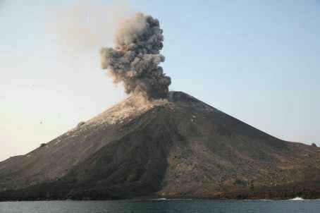 PVMBG: Letusan Gunung Anak Krakatau Berhenti 