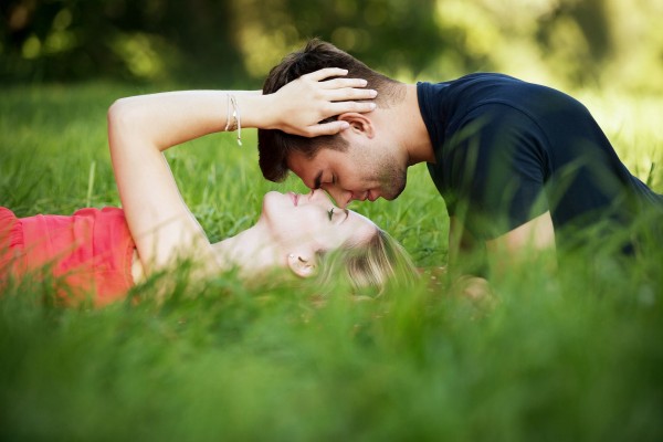 Pasangan Kurang Romantis? Lakukan 6 Trik Ini Untuk Memancingnya!