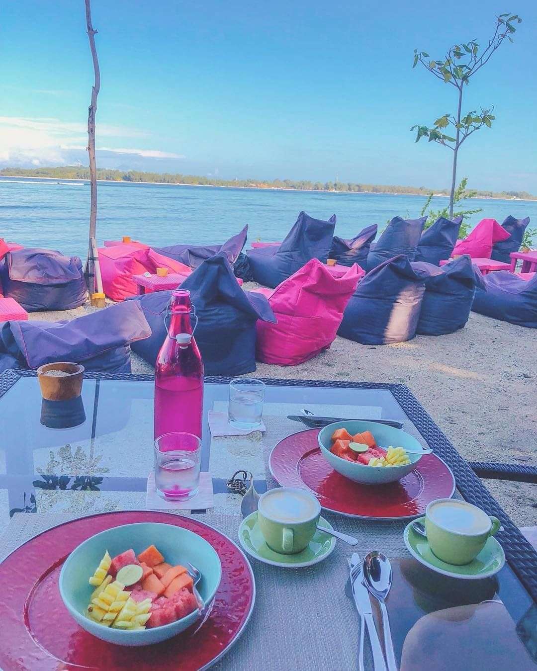 6 Spot Makan dengan Latar Pantai yang Hits di Lombok, Chill Abis!