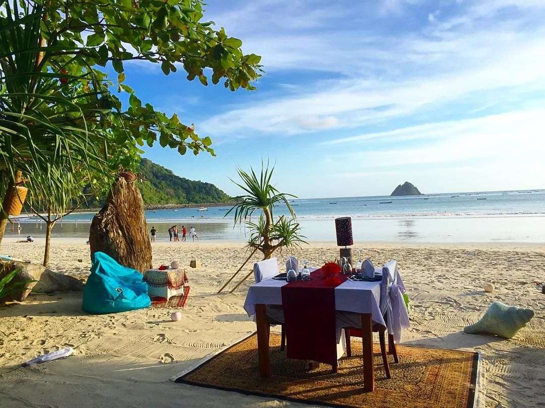 6 Spot Makan dengan Latar Pantai yang Hits di Lombok, Chill Abis!