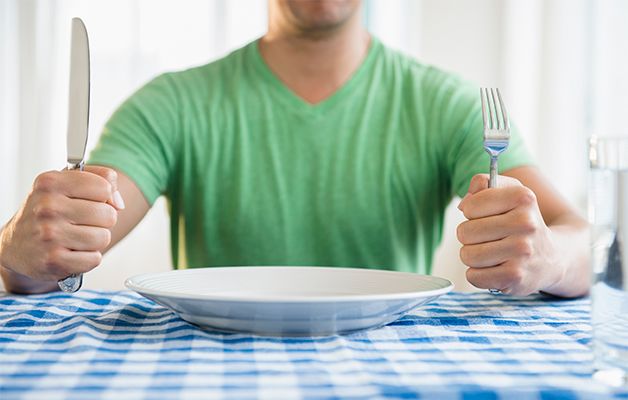 Waduh, Ini 4 Alasan Penting Kenapa Makan Sambil Berdiri Itu Gak Baik!