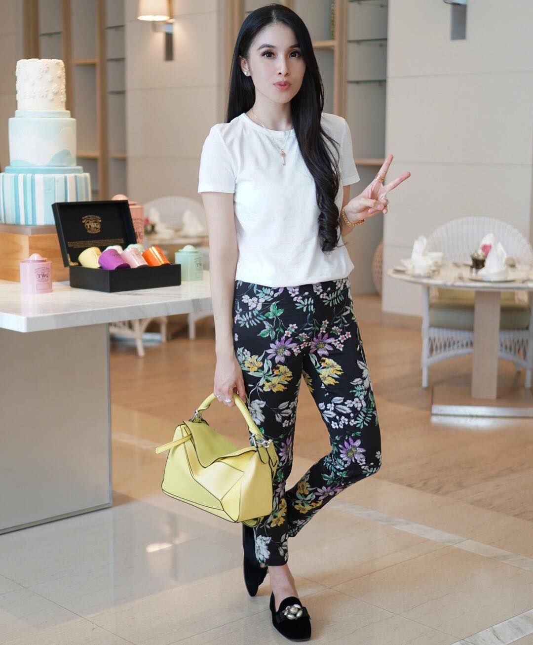 Simple Tapi Keren, Ini 9 Gaya OOTD Ala Sandra Dewi