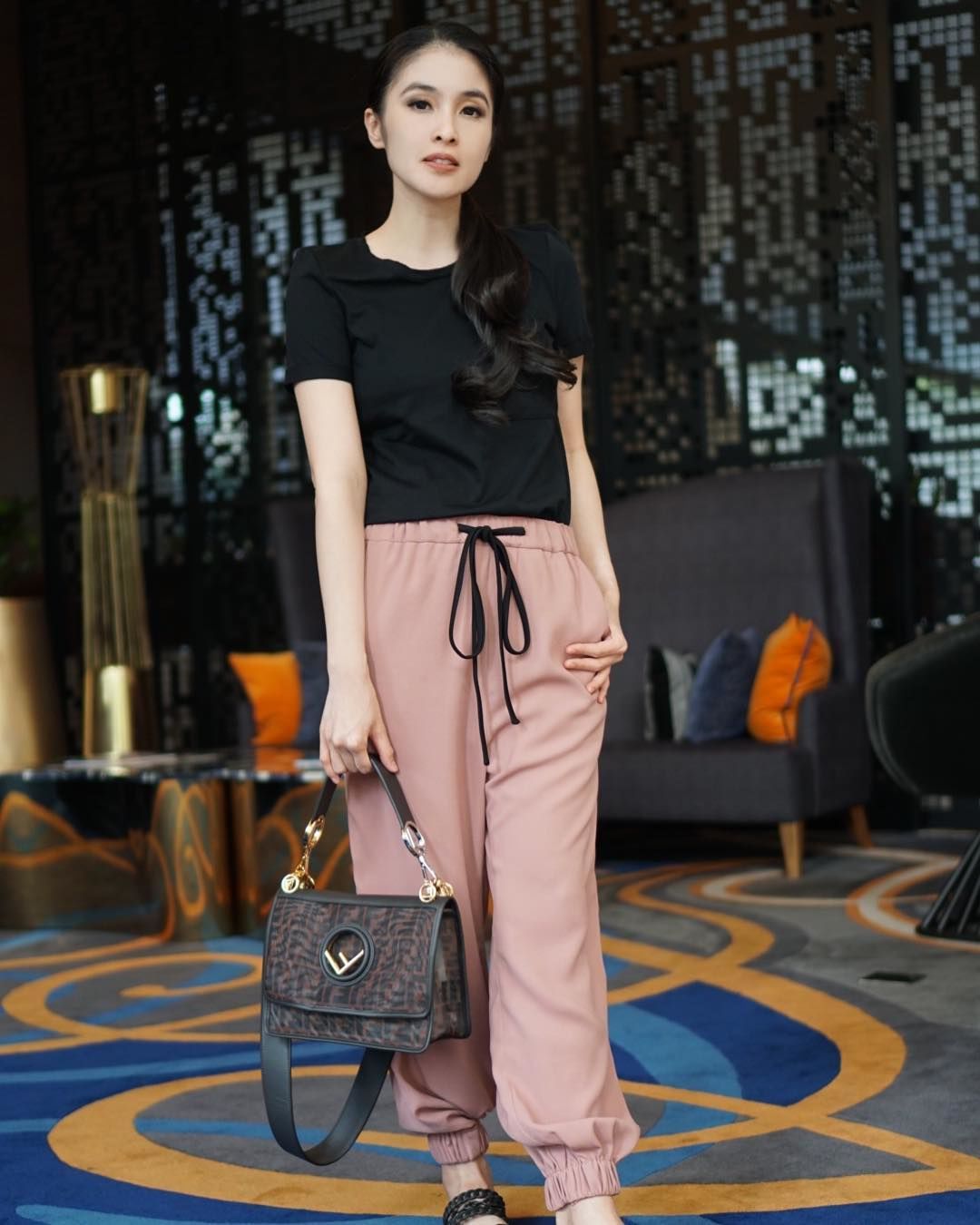 Simple Tapi Keren, Ini 9 Gaya OOTD Ala Sandra Dewi