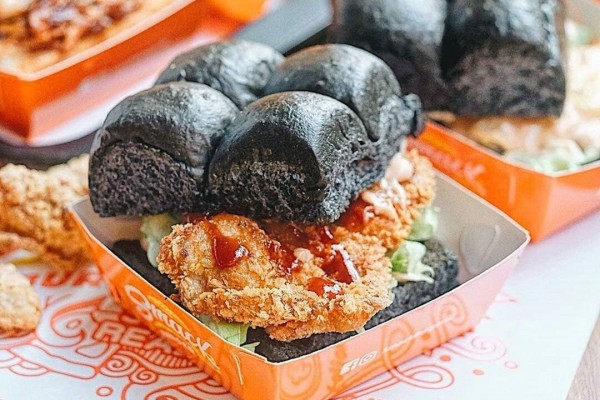 5 Kafe di Jakarta Ini Sajikan Burger Hitam, Menggoda Selera Banget!