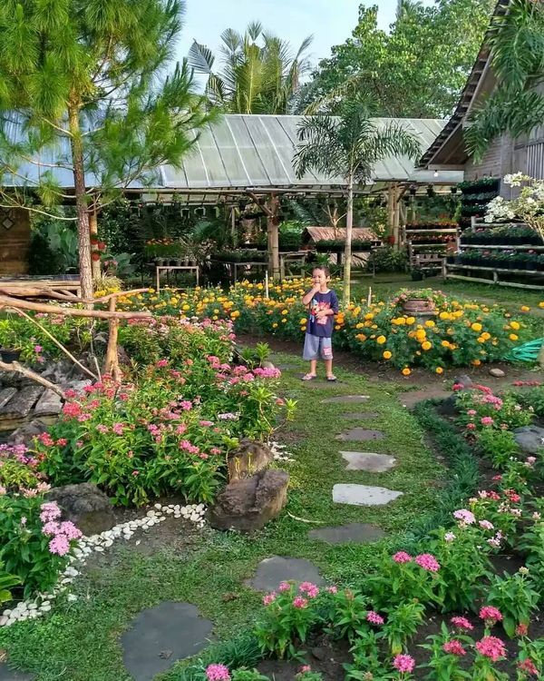 Enaknya Menikmati Makanan Dan Taman Bunga Di Erista Garden Jogja