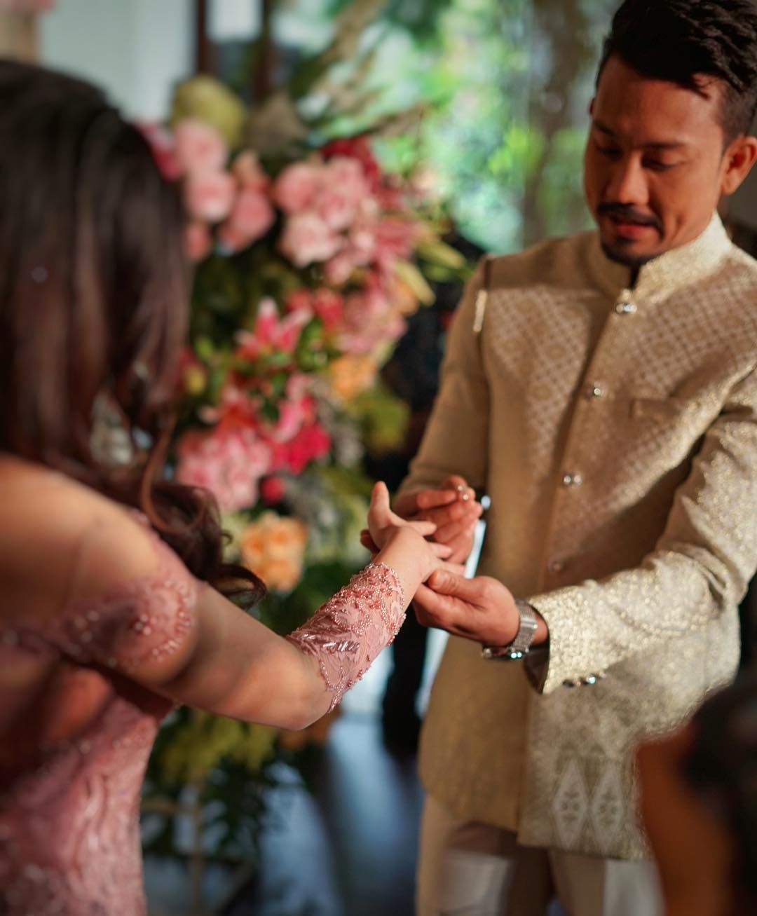 Khidmat, Ini 10 Potret Pertunangan Denny Sumargo dan Dita Soedarjo