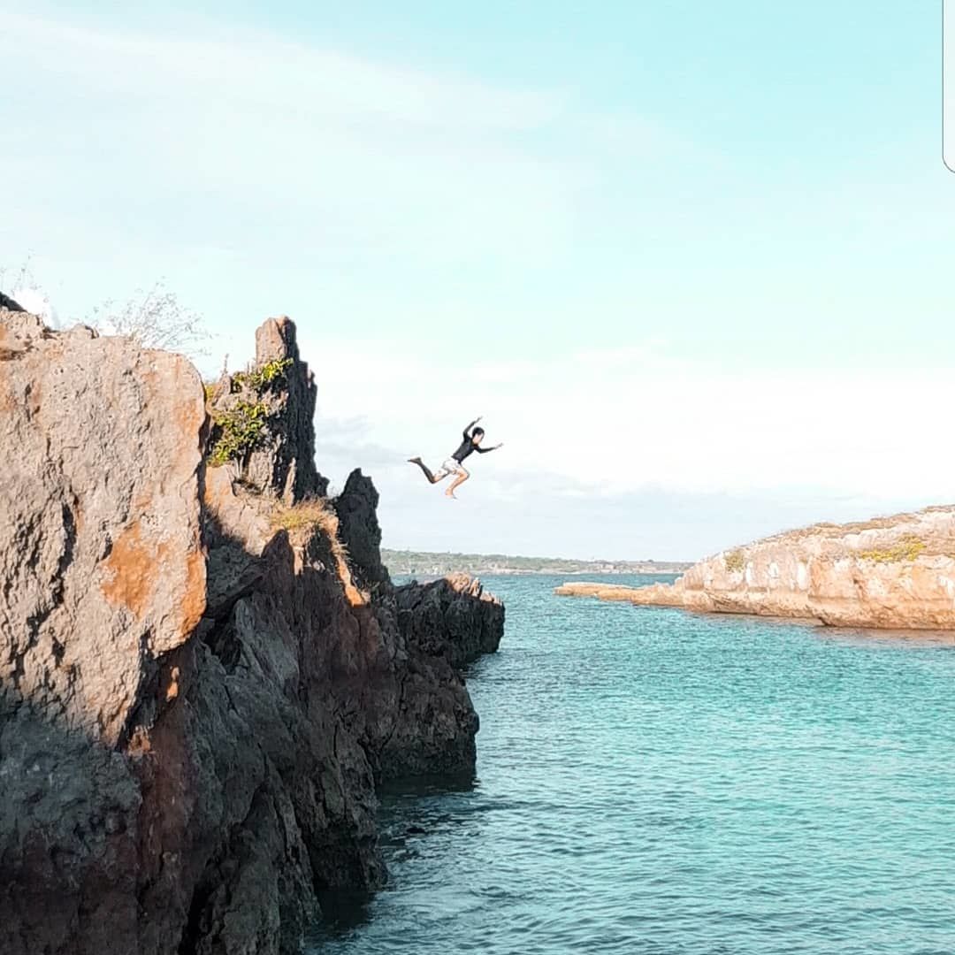 8 Potret Keindahan Pantai Tolanamon Bius Dari Alam Di Pulau