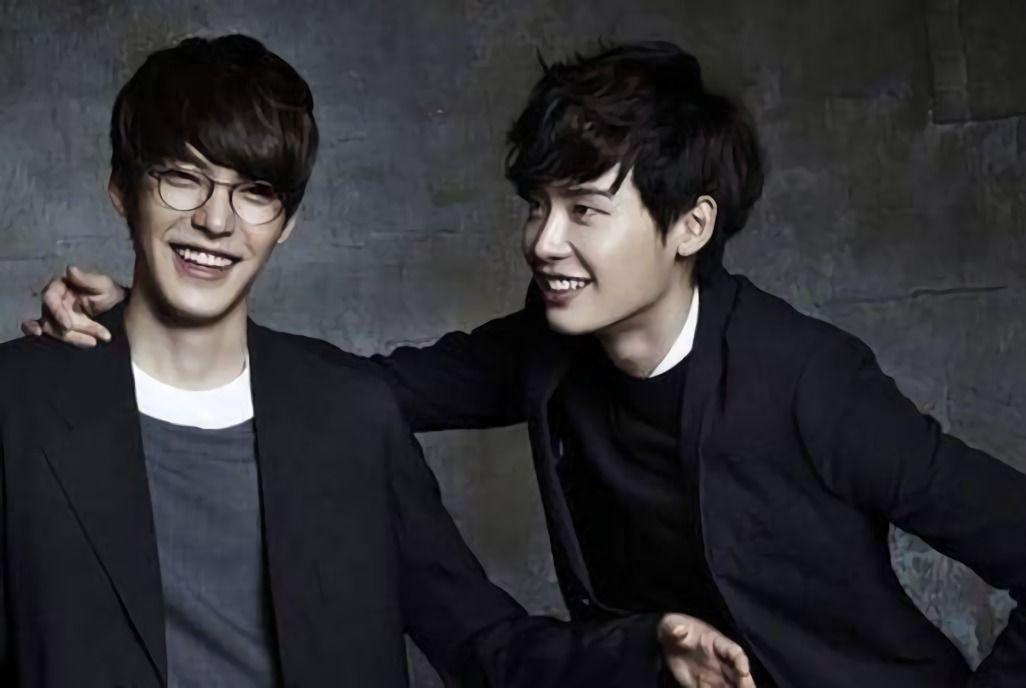 10 Potret Bromance Lee Jong Suk & Kim Woo Bin yang Erat, So Sweet!