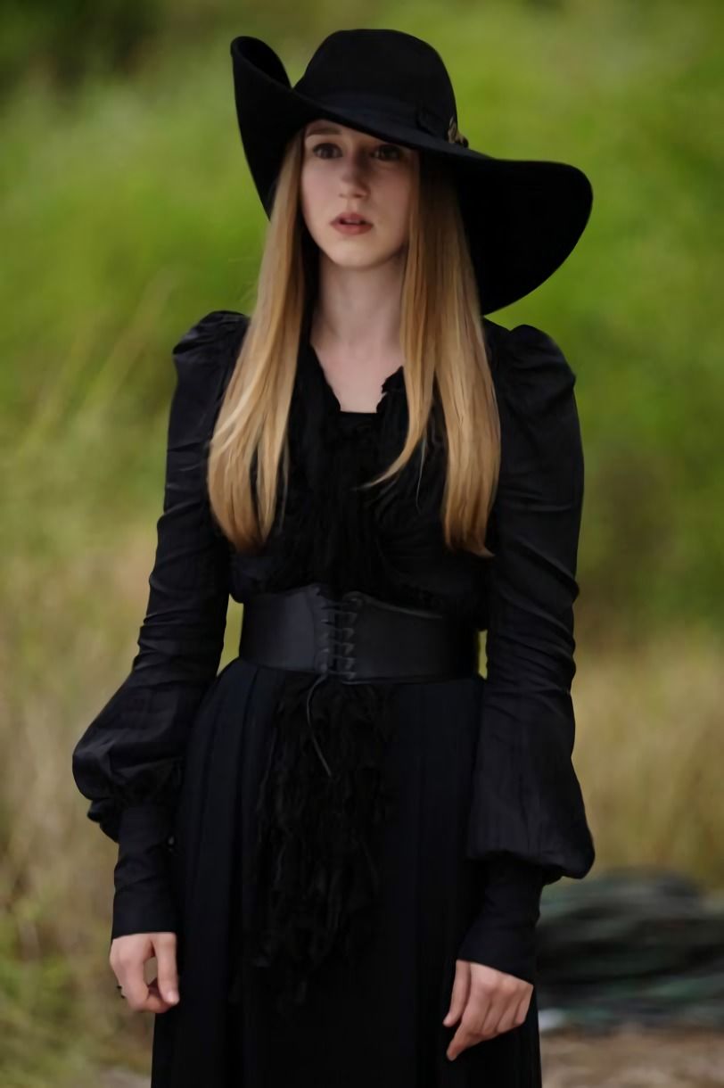 10 Potret Taissa Farmiga, Pemeran Sister Irene di Film The Nun